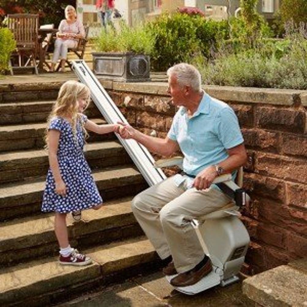 Treppenlift an einer Gartentreppe