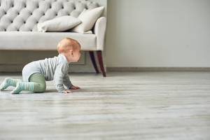 Treppenschutzrollos sollten angebracht werden, sobald Ihr Baby krabbeln kann.