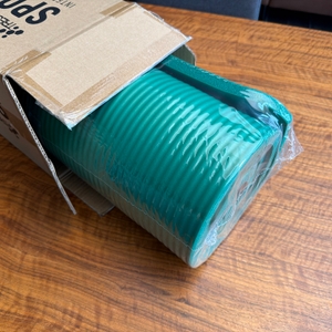 Die Tresko-Gymnastikmatte wurde ein wenig aus ihrem Karton gezogen