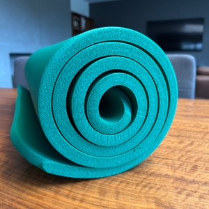 Die Tresko-Gymnastikmatte zusammengerollt im Querschnitt