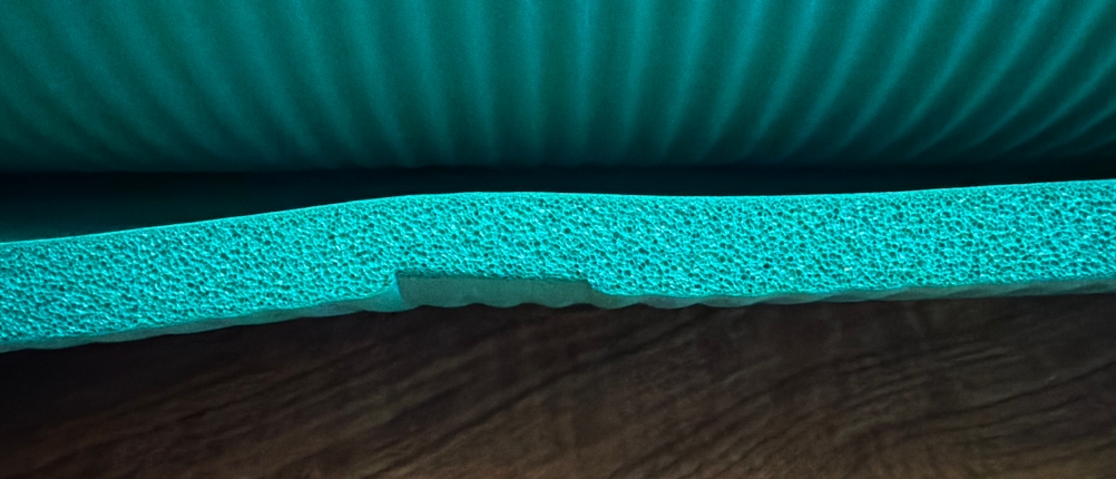 Der Rand der Tresko-Gymnastikmatte in Nahaufnahme