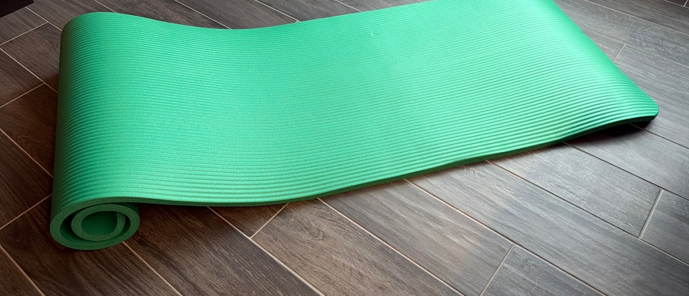 Die Tresko-Gymnastikmatte liegt auf einem Fliesenboden