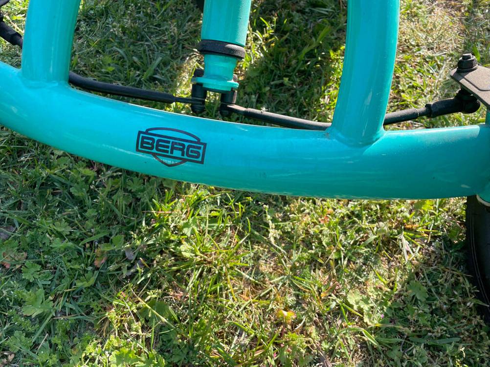 Nahaufnahme des Logos auf der vorderen Stange des Tretautos im Test.