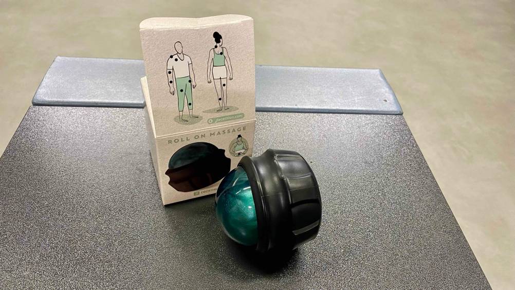 Handmassagegeräte im Test: ein schwarzes Modell Roll on Massage liegt neben seiner Originalverpackung.