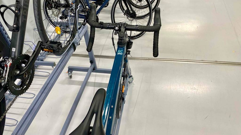 Rennrad im Test: Blick von oben auf den Sattel, Rahmenstange und Lenker eines Rads.