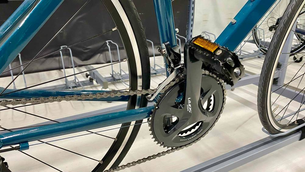 Rennrad im Test: Detailansicht der Fahrradkette und eines Pedals.