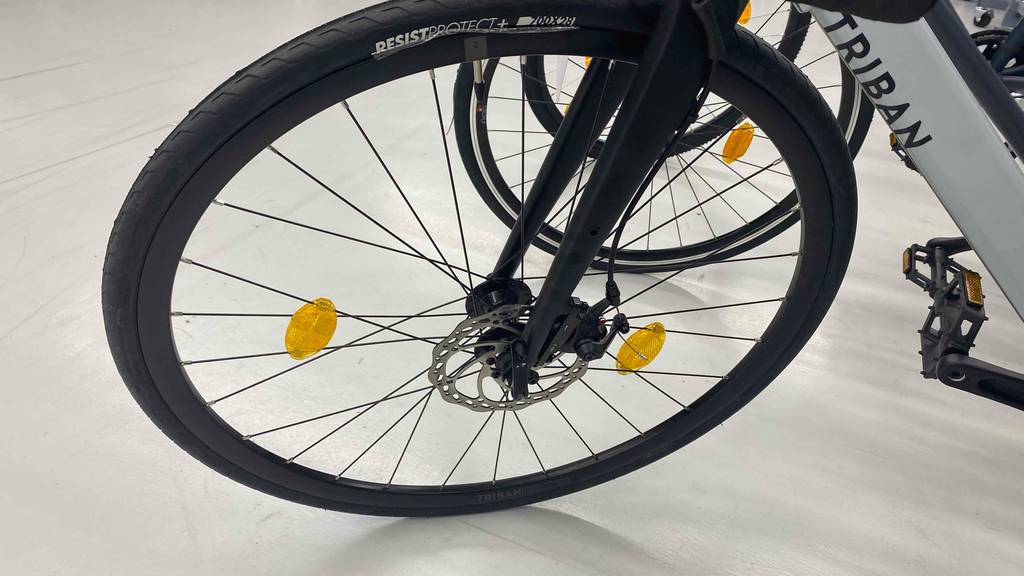 Triban-Rennrad im Test: Ansicht des Vorderreifens.