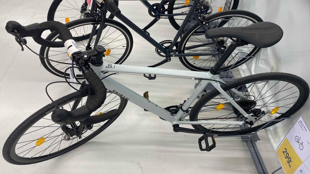 Getestetes Rennrad steht neben weiteren Modellen im Verkaufsbereich.