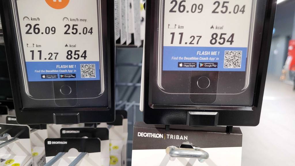 Detailansicht der unteren Hälfte einer getesteten Handyhalterung für das Fahrrad.