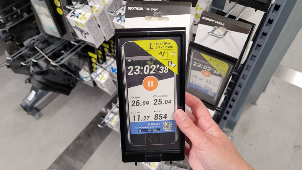Im Test: Eine Hand hält eine verpackte Handyhalterung für das Fahrrad.