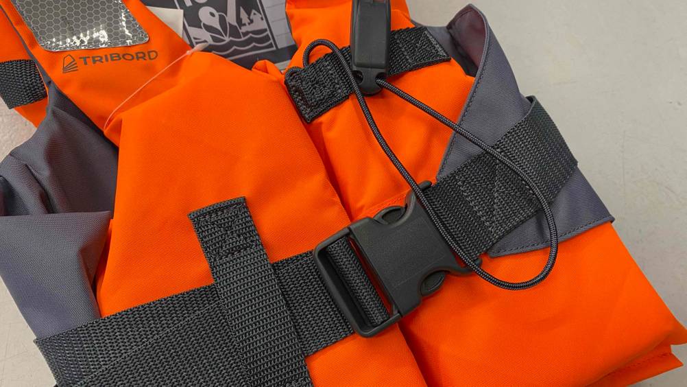 Rettungsweste Kind im Test: Detailansicht der Klickverschlüsse.