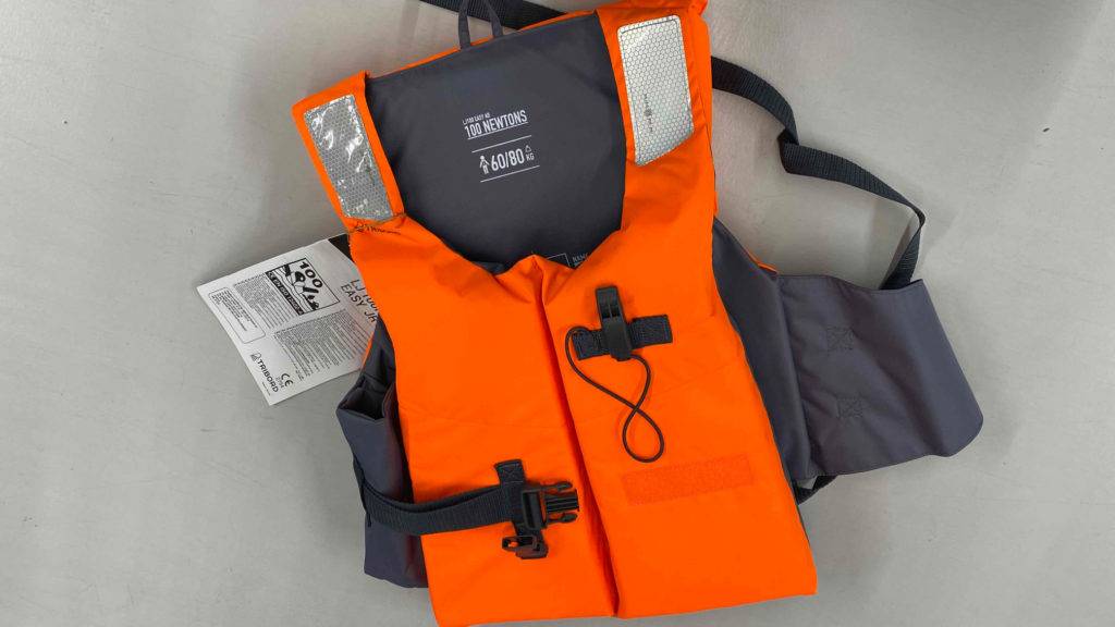 Tribord Schwimmweste für Erwachsene getestet: Weste liegt auf dem Boden.