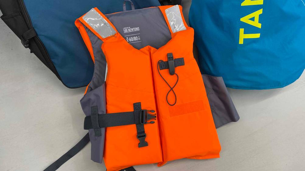 Tribord Schwimmweste für Erwachsene im Test: Schwimmweste hat die Farbe orange.