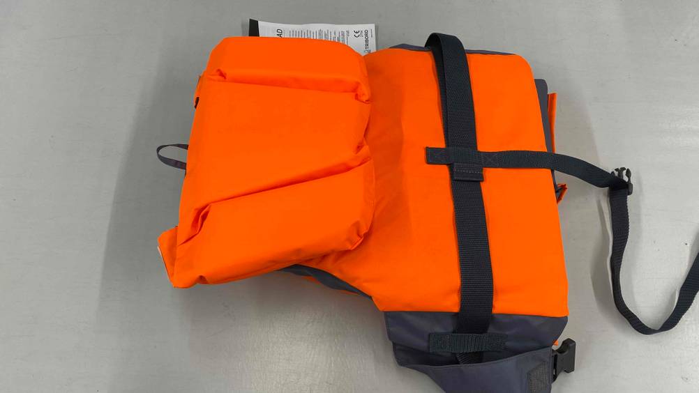 Getestete Tribord Schwimmweste für Erwachsene liegt auf einem hellen Untergrund.