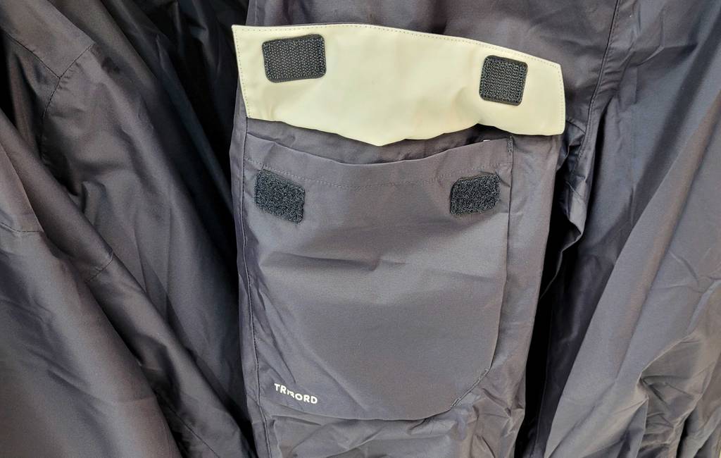 Regenhose für Damen getestet: Am Hosenbein ist eine Tasche angebracht.