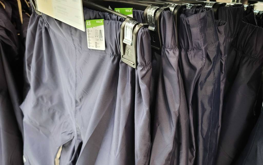 Regenhose für Damen im Test: Einige Exemplare hängen nebeneinander.