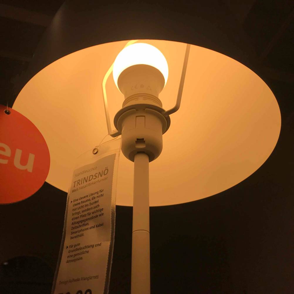 Blick von unten in einen leuchtenden Lampenschirm einer getesteten Tageslicht-Stehlampe.