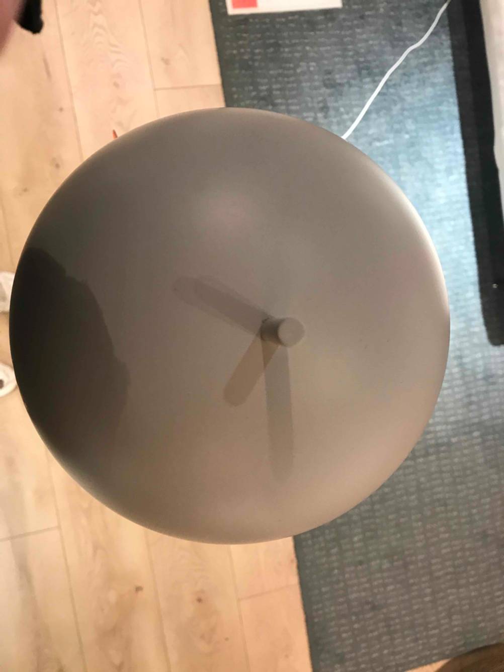 Tageslicht-Stehlampe im Test: Blick von oben auf den Lampenschirm.
