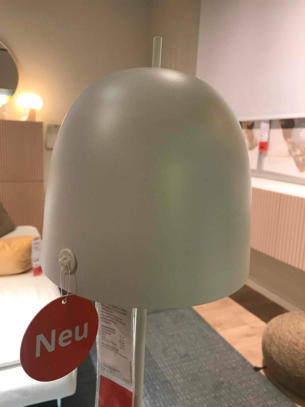 Detailansicht des Lampenschirms einer Tageslicht-Stehlampe im Test.