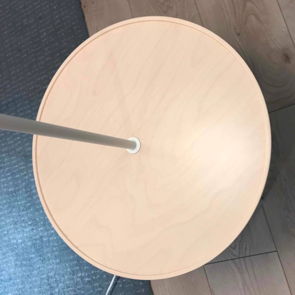 Blick auf die Ablagefläche einer getesteten Tageslicht-Stehlampe.