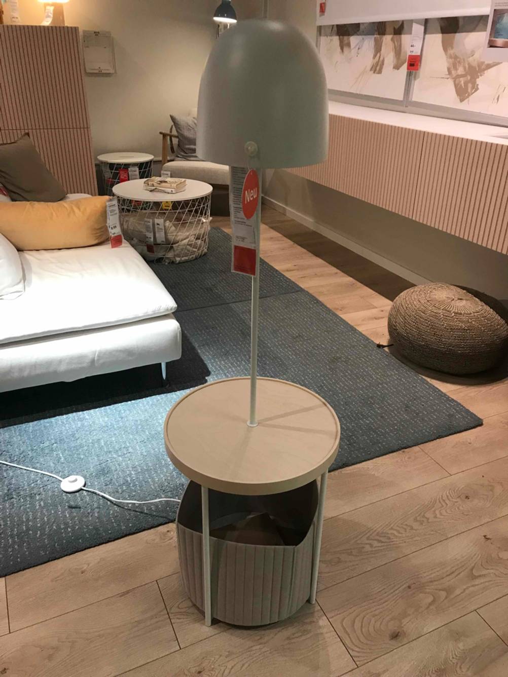 Tageslicht-Stehlampe im Test: Eine Lampe steht mitten in einem großen Zimmer.