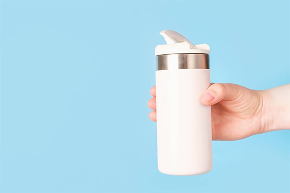 Trinkbecher-Test: Ein weißer, auslaufsicherer Thermotrinkbecher mit Deckel.