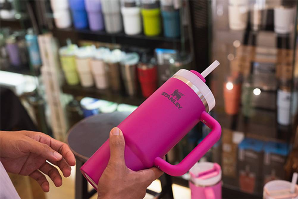 Trinkbecher-Test: Ein Laden der pinke Stanley-Cups führt.
