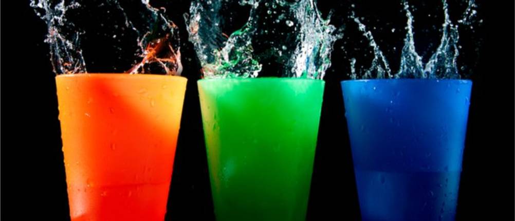 Trinkbecher-Test: Schlichte, bunte Trinkbecher in orange, grün und blau.