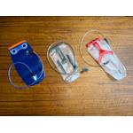 Drei Trinkblasen liegen nebeneinander auf einem Tisch