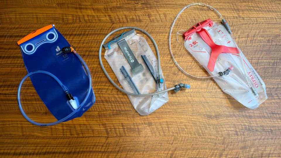 Drei Trinkblasen liegen nebeneinander auf einem Tisch