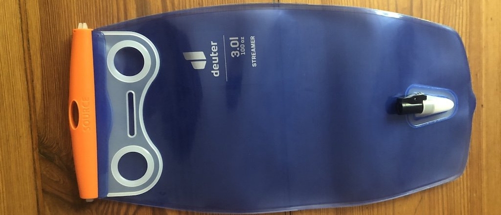 Trinkblase liegt auf einem Holzboden