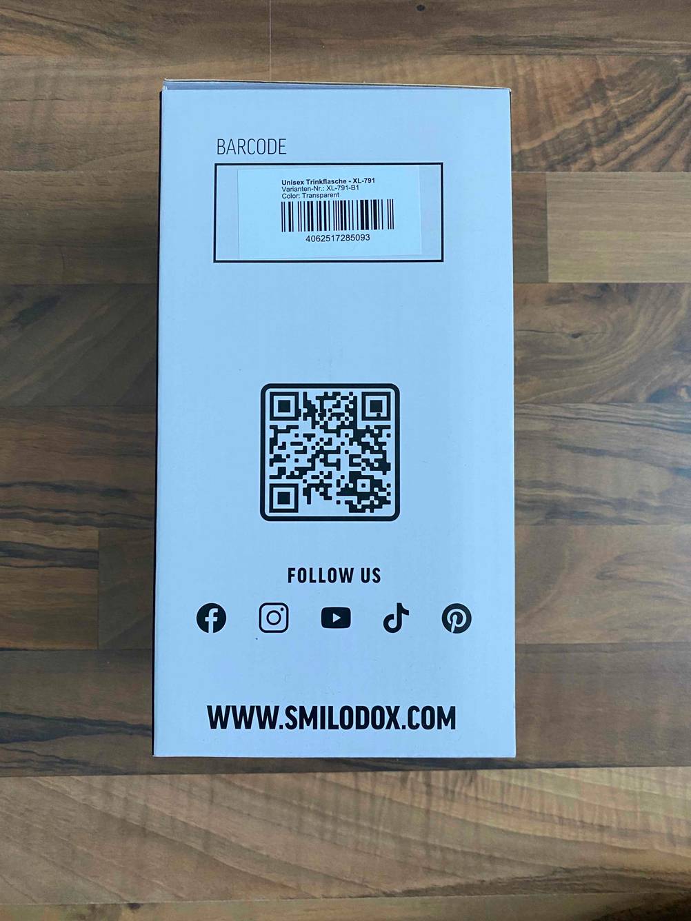 Nahaufnahme der Verpackung einer getesteten Trinkflasche 1,5 Liter mit QR-Code und weiteren Informationen.