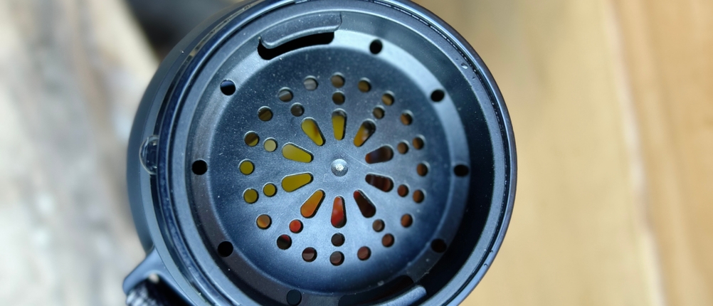 Nahaufnahme des eingesetzten Fruchteinsatz-Siebs der 720°Dgree Trinkflasche uberBottle. Der Deckeleinsatz sitzt direkt über den Fruchtstücken.