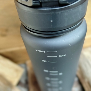 Die Skala auf der 720°Dgree uberBottle zeigt das aktuelle Füllvolumen in Millilitern und Unzen. Der Fokus liegt auf der 1000ml-Markierung.