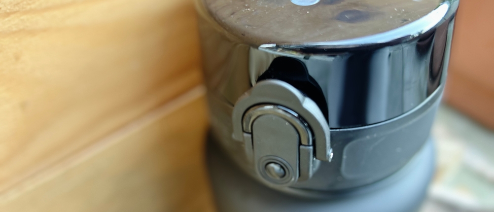Der Verschluss der 720°Dgree uberBottle ist im geschlossenen Zustand zu sehen. Eine graue Sicherung verhindert versehentliches Öffnen.