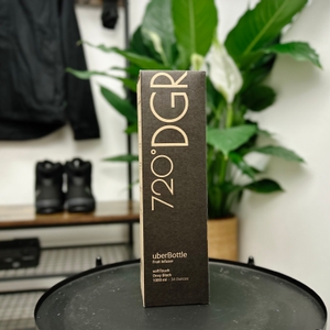 Die Verpackung der 720°Dgree uberBottle steht aufrecht und zeigt das Markenlogo auf der Vorderseite.