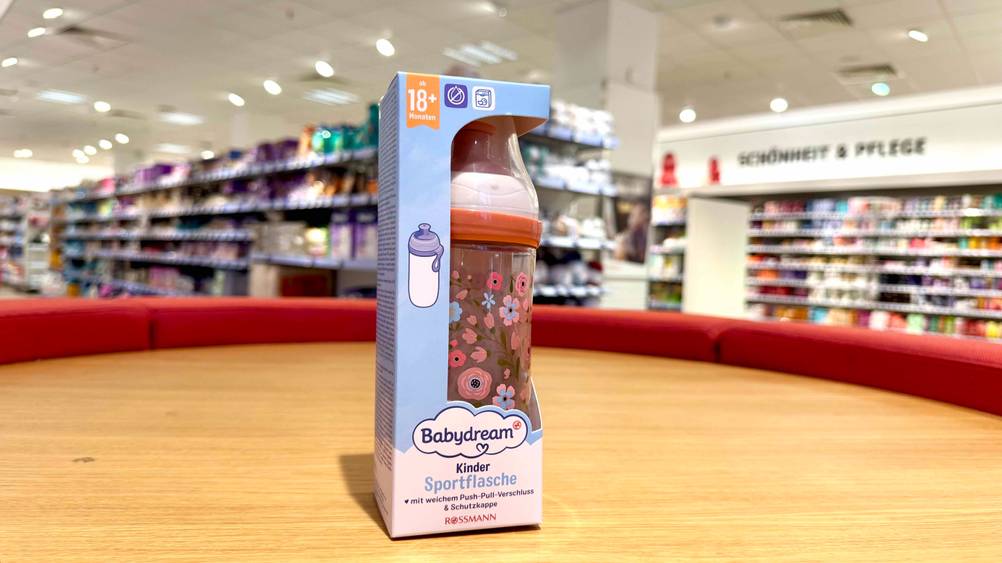 Auf einer Holzfläche steht eine Trinkflasche ab 18 Monate im Test in einem Laden.