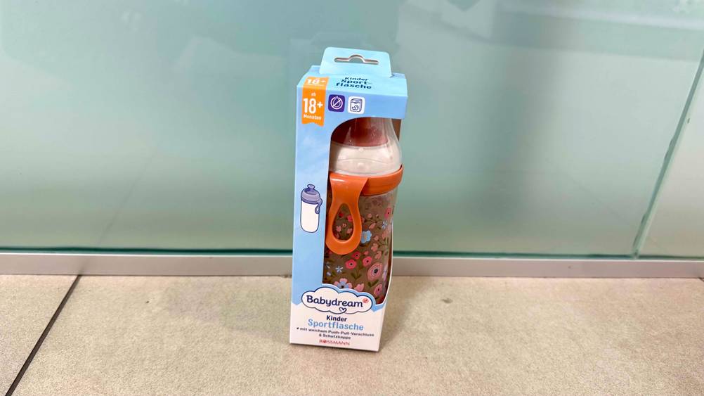 Eine getestete Trinkflasche ab 18 Monate vor Milchgals auf dem Boden stehend.