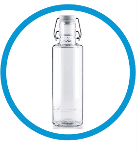 Glas-Trinkflasche-Test: Eine Trinkflasche aus Glas mit Bügelverschluss. 