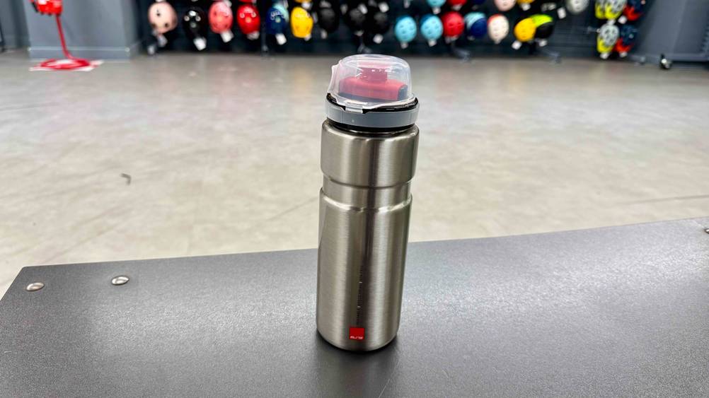 Getestet: Eine Trinkflasche BPA-frei steht auf einer grauen Fläche.