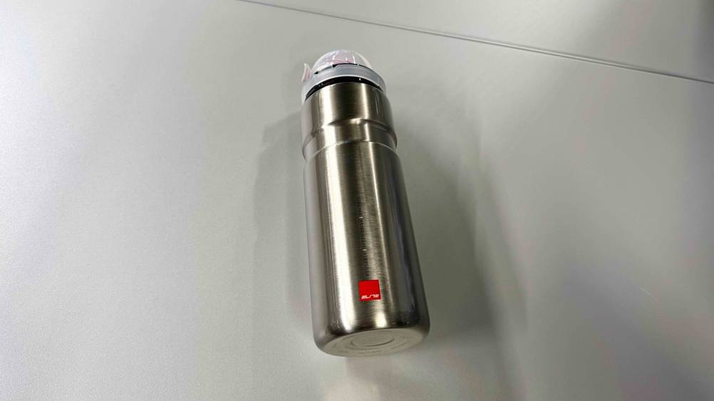 Auf einer hellen Fläche liegt eine Trinkflasche BPA-frei im Test.