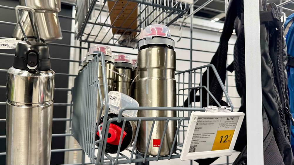 Eine getestete Trinkflasche BPA-frei in einem Gitterkorb mit Preisangabe.