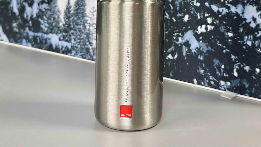 Trinkflasche BPA-frei getestet: Nahaufnahme des Logos auf der Flasche.