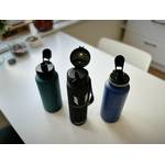 Drei Trinkflaschen stehen auf einem weißen Untergrund.