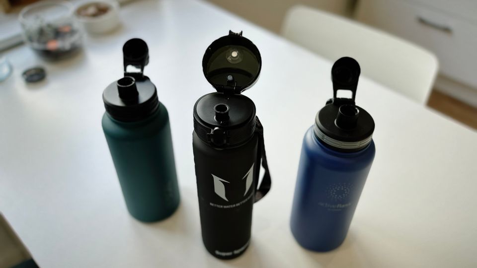 Drei Trinkflaschen stehen auf einem weißen Untergrund.