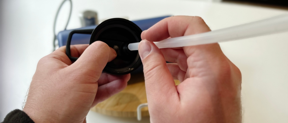 Der Strohhalm wird in die dafür vorgesehene Öffnung gesteckt.