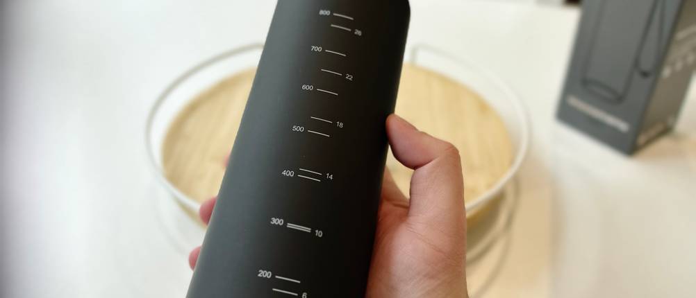 Die Trinkflasche von Super Sparrow wird mit einer Hand festgehalten.