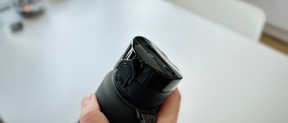 Die Trinkflasche von Super Sparrow mird mit einer Hand festgehalten.