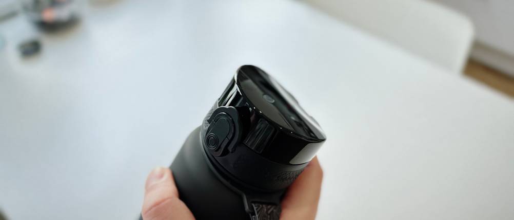 Die Trinkflasche von Super Sparrow mird mit einer Hand festgehalten.