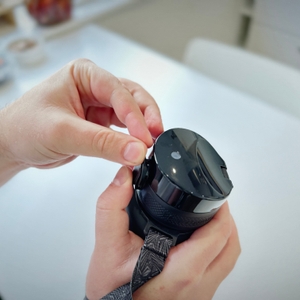 Die Trinkflasche wird entriegelt.